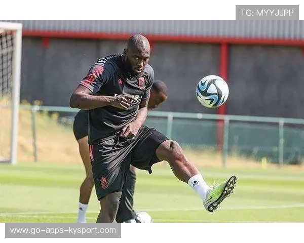 利雅得新月宣布签下雷恩前锋梅特